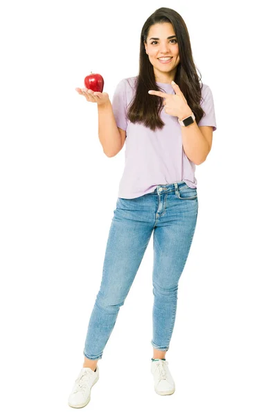 Повна Довжина Здорової Молодої Жінки Дієті Схуднення Вказує Червоне Яблуко — стокове фото
