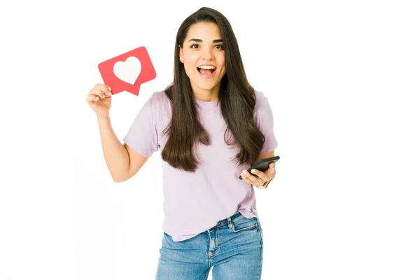 オンラインを使用して若い女性の肖像日付アプリやソーシャルメディア ボタンのような使用して興奮した女性 — ストック写真