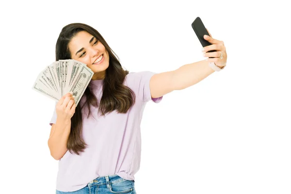 Erfolgreiche Junge Frau Mit Viel Geld Macht Ein Selfie Mit — Stockfoto