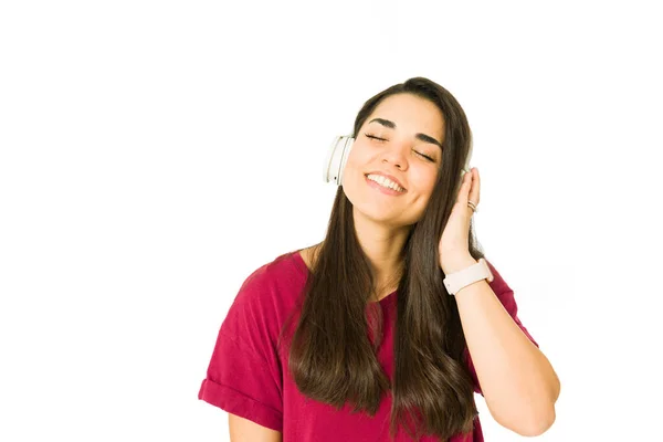 Entspannte Frau Mit Geschlossenen Augen Lächelnd Während Sie Drahtlose Kopfhörer — Stockfoto