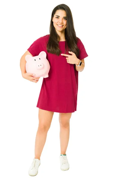 Egy Boldog Fiatal Teljes Hossza Aki Malacperselyére Mutat Rengeteg Megtakarítással — Stock Fotó