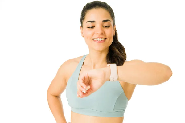 我爱我的聪明 快乐的女运动员一边锻炼一边用运动手表和健康应用程序 — 图库照片