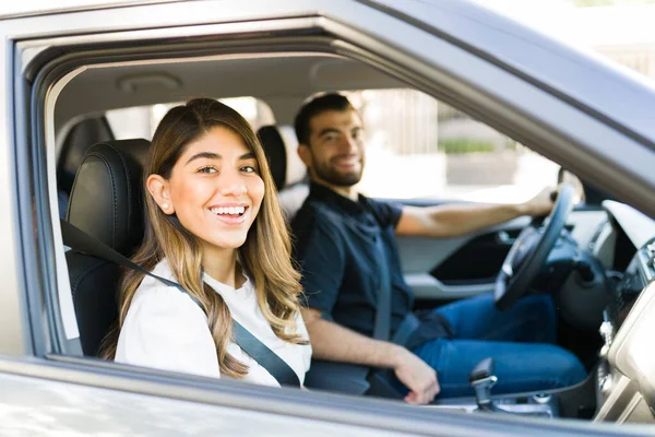 道路の旅 一緒に旅行しながら笑顔で車の中で美しい若い女性と彼女のボーイフレンドの肖像画 — ストック写真