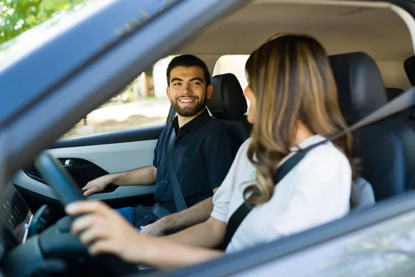 私たちのロードトリップをお楽しみください 陽気な若いです女性運転彼女のボーイフレンドと一緒に彼女の車笑いと楽しみを持ちます — ストック写真