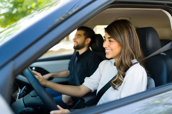 Šťastná Mladá Žena Řídí Auto Svým Přítelem Usmívá Během Cesty — Stock fotografie