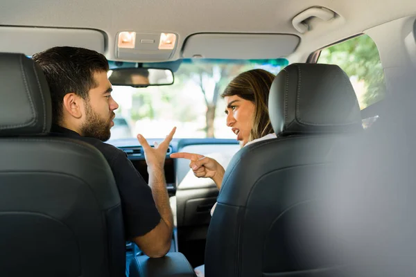 Achteraanzicht Van Een Jong Echtpaar Dat Ruzie Maakt Auto Relatieproblemen — Stockfoto