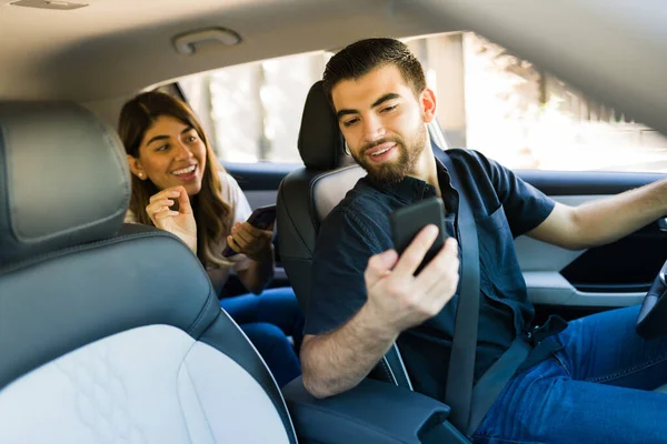 Motorista Hispânico Aplicativo Rideshare Bonito Homem Dirigindo Uma Jovem Passageira — Fotografia de Stock