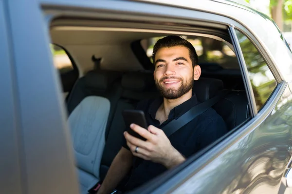 Jovem Dando Uma Boa Classificação Serviço Carpool Seu Smartphone Enquanto — Fotografia de Stock