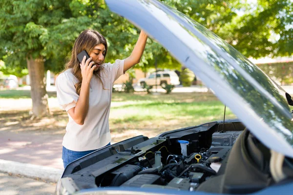 Probleme Maşina Femeie Stresată Baterie Mașină Moartă Vorbind Telefon Serviciu — Fotografie, imagine de stoc