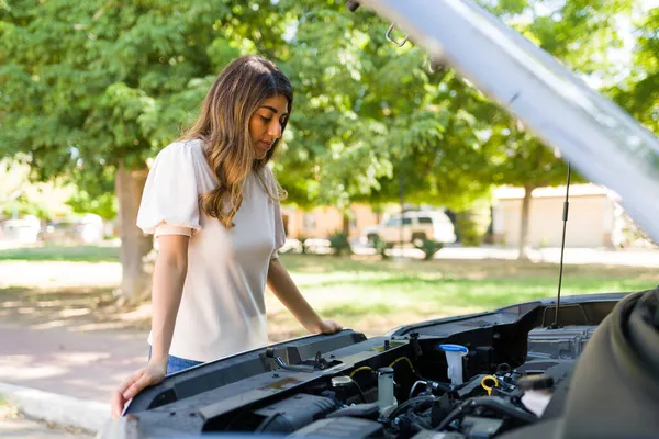 Femme Inquiète Avec Une Voiture Cassée Ouvrant Capot Regardant Moteur — Photo