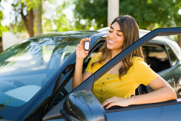 Mujer Atractiva Alegre Comprando Coche Nuevo Mostrando Las Llaves Con —  Fotos de Stock