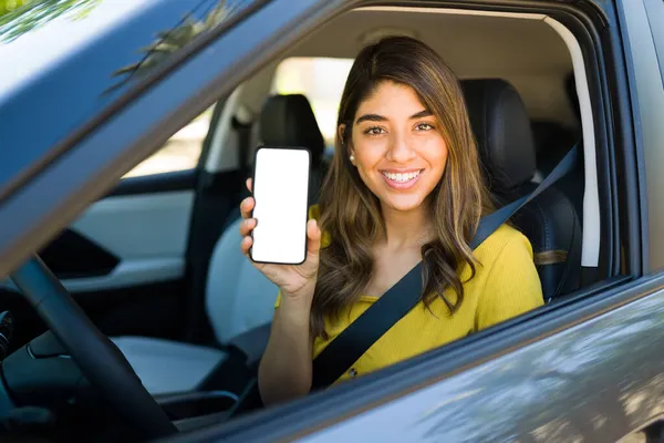 空の画面だ 豪華なラテン語の女性のテキストメッセージと運転中に彼女のスマートフォン上のソーシャルメディアを使用して — ストック写真