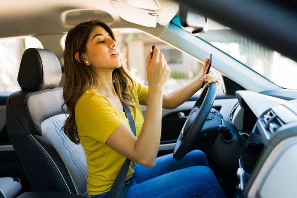 Preparándose Coche Hermosa Mujer Tarde Para Trabajo Maquillarse Mientras Conduce — Foto de Stock