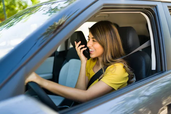 Eccitato Giovane Donna Che Parla Telefono Vivavoce Ride Mentre Guida — Foto Stock