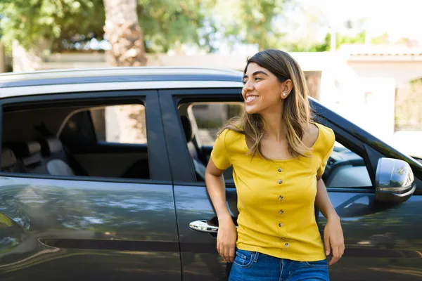 美しい幸せな女性は彼女の新しい車にもたれて 外の美しい一日の間に笑って — ストック写真