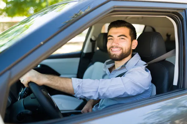 Wesoły Młodzieniec Uśmiechający Się Rano Biura Prowadzący Samochód — Zdjęcie stockowe