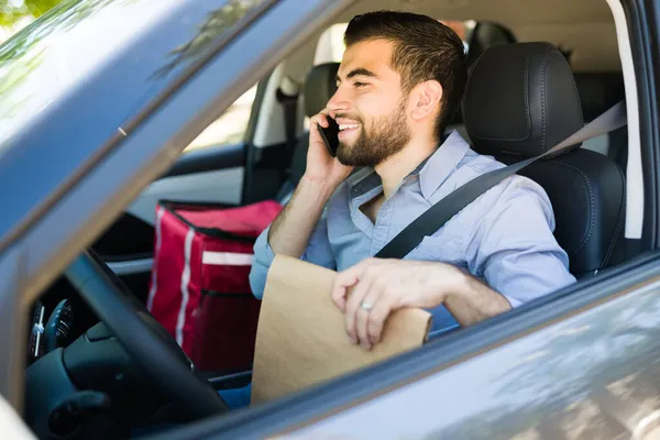 Glada Leverans Man Ringer Kund Telefon Och Leverera Hämtmat Sin — Stockfoto