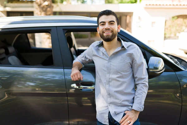 Attractive Man His 20S Smiling Making Eye Contact While Standing — Stock Photo, Image