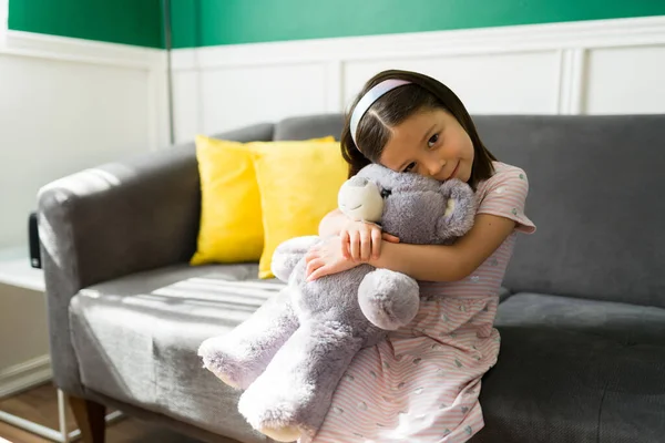 Adoro Meu Ursinho Peluche Adorável Criança Elementar Abraçando Seu Brinquedo — Fotografia de Stock