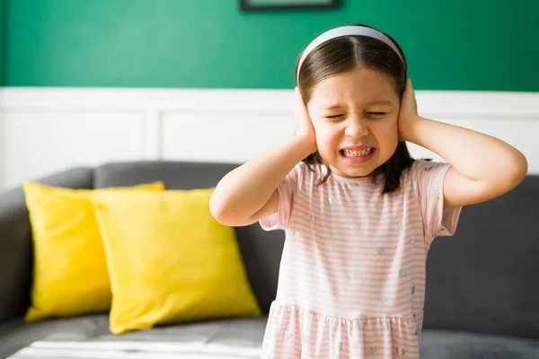 Veux Pas Écouter Mes Parents Petite Fille Bouleversée Couvrant Ses — Photo