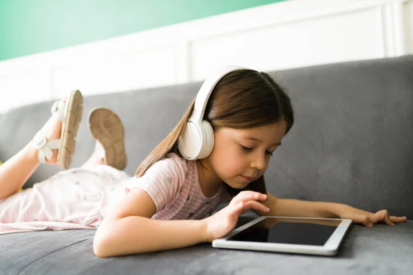 Spaßiger Freizeittag Kleines Mädchen Mit Kopfhörern Spielt Videospiele Auf Dem — Stockfoto