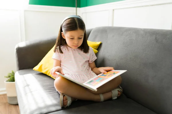 Adoro Ler Menina Concentrada Segurando Grande Livro Sofá Lendo Seu — Fotografia de Stock