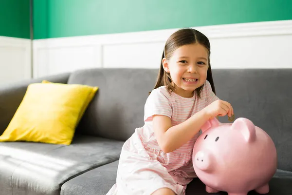 Retrato Una Niña Feliz Sintiéndose Emocionada Mientras Pone Dinero Una —  Fotos de Stock