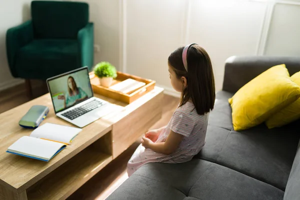 Vista Trasera Una Niña Adorable Usando Una Computadora Portátil Prestando — Foto de Stock