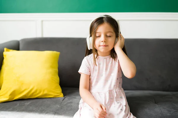 Kalm Jarig Meisje Luisteren Naar Ontspannende Muziek Met Draadloze Hoofdtelefoon — Stockfoto