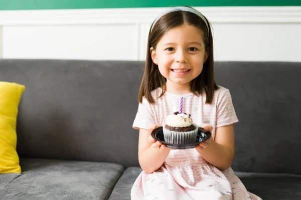 快乐的小女孩一边庆祝生日 一边吃着美味的巧克力蛋糕 高兴极了 — 图库照片