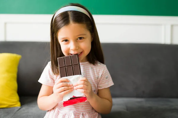 Adoro Chocolate Menina Caucasiana Vestido Rosa Comendo Chocolate Enquanto Relaxa — Fotografia de Stock
