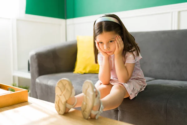 Підставі Набридла Маленька Дівчинка Яка Нічого Робить Почуття Роздратовані Сидячи — стокове фото