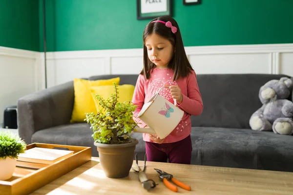 Krásná Holčička Zalévání Zelené Rostliny Pomáhá Její Mamince Zahradničení Doma — Stock fotografie