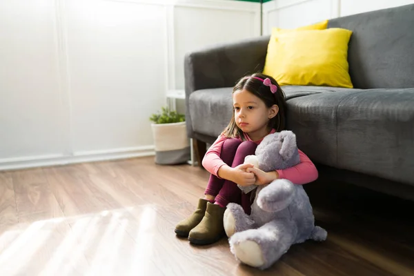 Miúdo Triste Solitário Menina Bonita Abraçando Ursinho Pelúcia Enquanto Sente — Fotografia de Stock