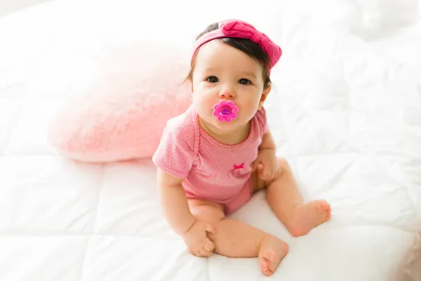 Portrait Une Adorable Petite Fille Mignonne Portant Bandeau Rose Onesie — Photo