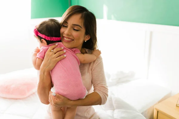 Familia Cariñosa Hermosa Joven Madre Sonriendo Mientras Abraza Bebé Recién —  Fotos de Stock