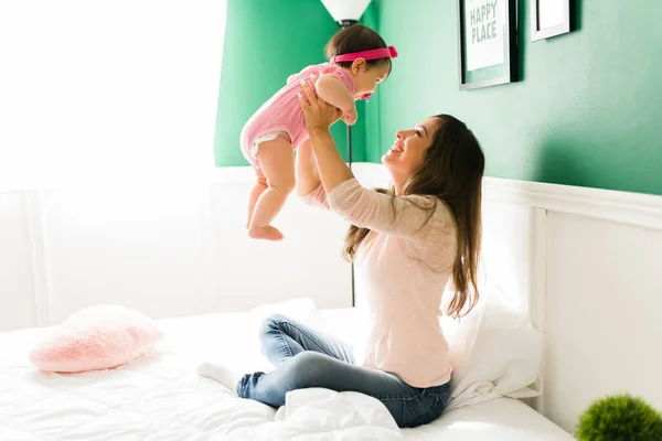 Emocionada Mamá Caucásica Levantando Bebé Feliz Sus Brazos Jugando Mientras —  Fotos de Stock
