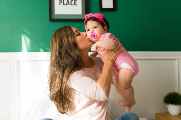 Quiero Bebé Preciosa Joven Mamá Llevando Besando Mejilla Bebé Recién — Foto de Stock