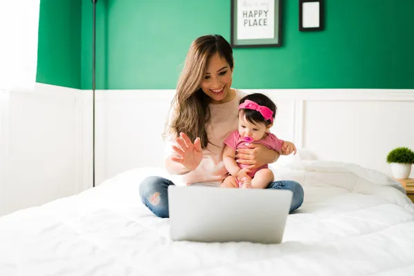 Madre Feliz Con Lindo Bebé Regazo Saludando Hablando Con Familia — Foto de Stock