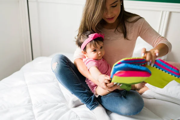 Menina Aprendendo Falar Mãe Amorosa Lendo Livro Infantil Para Sua — Fotografia de Stock