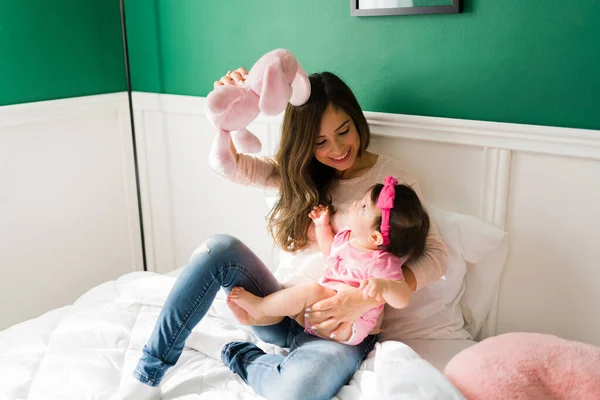 Neşeli Anne Yatak Odasında Rahatlatıcı Bir Sabah Bebeğiyle Oynarken Gülümsüyor — Stok fotoğraf