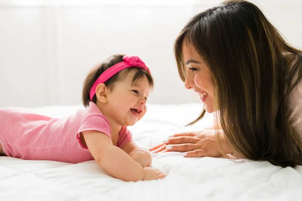 Det Trevligt Attraktiv Ung Mor Skrattar Med Sin Nyfödda Flicka — Stockfoto