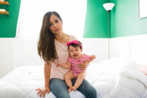 Exausta Jovem Mãe Carregando Seu Bebê Chorando Colo Parecendo Cansada — Fotografia de Stock