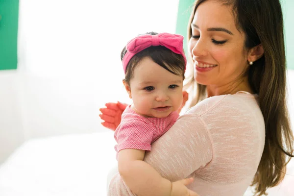 Concepto Paternidad Lindo Bebé Tratando Eructar Feliz Joven Madre Sosteniendo —  Fotos de Stock