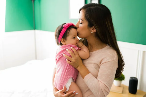 Adoro Minha Menina Mulher Bonita Beijando Testa Sua Adorável Filhinha — Fotografia de Stock