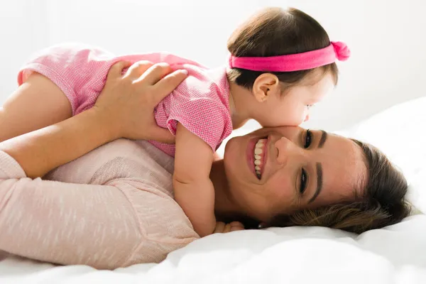 Tengo Una Familia Feliz Retrato Una Mamá Alegre Sosteniendo Bebé — Foto de Stock