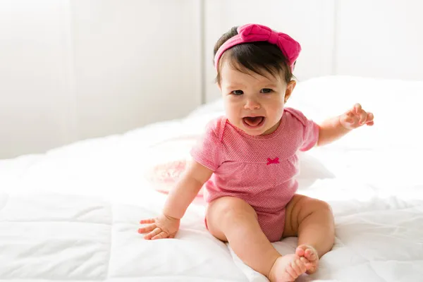 Chcę Mamy Zdenerwowany Słodkie Dziecko Dziewczyna Siedzi Łóżku Płacze Ponieważ — Zdjęcie stockowe