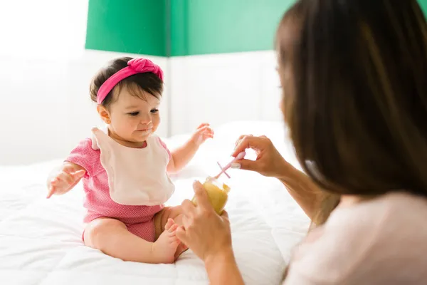 Pyszne Wesoła Dziewczynka Ciesząca Się Jedzeniem Domowej Owsianki Kochający Mama — Zdjęcie stockowe