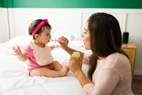 Feliz Caucásico Mamá Alimentación Casa Hecho Gachas Bebé Niña Con —  Fotos de Stock