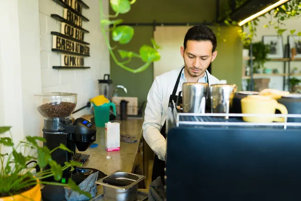 在咖啡店工作的年轻人 西班牙咖啡店用咖啡机为顾客服务 — 图库照片